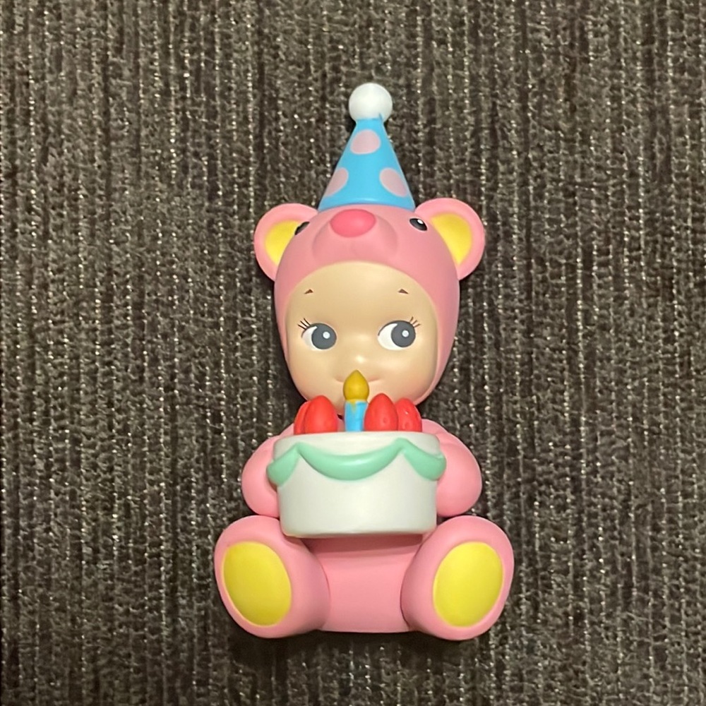 Sonny Angel - Birthday Cake Hug - Birthday Gift Bear Series